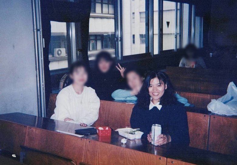 子育てをしながら、北里大学薬学部に在学していたころの杉浦さん（写真右）