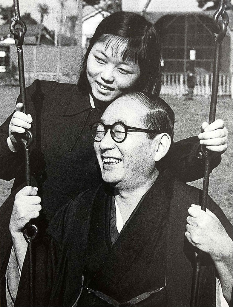 勝負師の休息。ブランコでくつろぐ祖父・木谷實さんと母・禮子さん