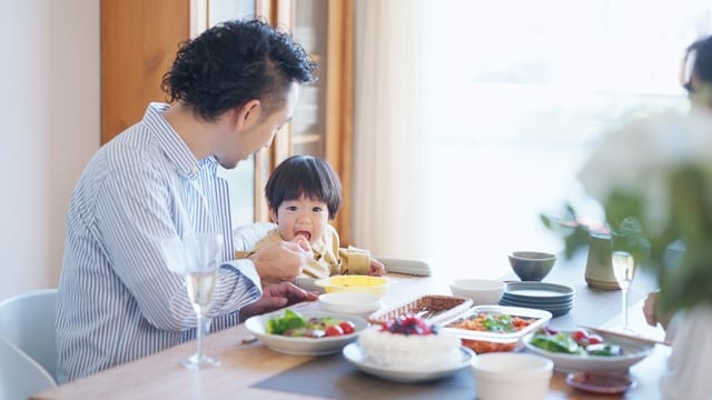 子どもの食事を手伝い父親