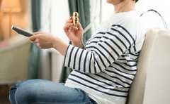 娘のお下がりを着て歩く…外見に無頓着な母親「どうにかして」