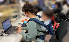 財津ひろみアナ「子どもをおんぶしたまま生放送の準備」本番中は局員も応援する双子子育て