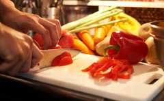 包丁を使えなくても大丈夫!?話題の食材専用カッターに注目