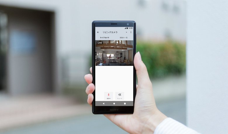 ▲（上）実際の掃除シーン（下）室内コミュニケーションカメラとアプリでこのように確認できる