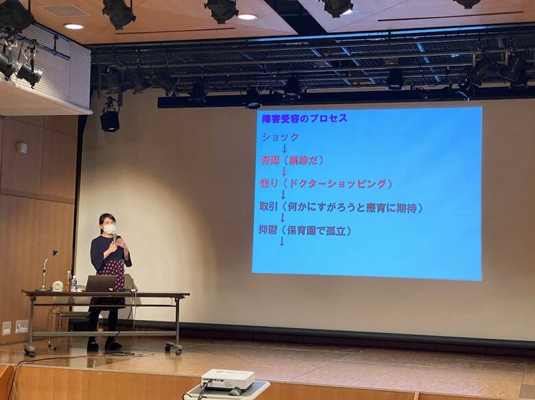 講演会中の立石さん