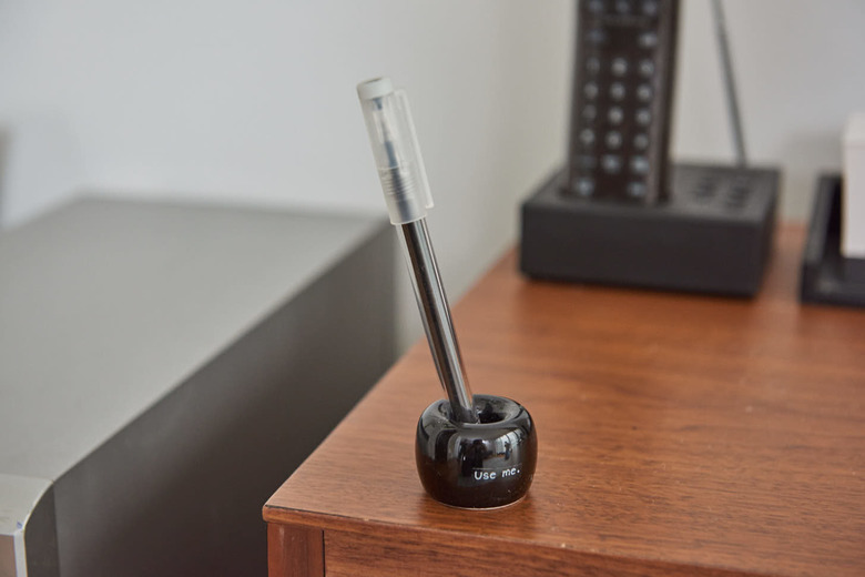 ▲家電の色に合わせれば、リビングのペン立てにも使える。