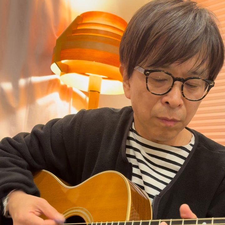 ギターを弾く武田さん