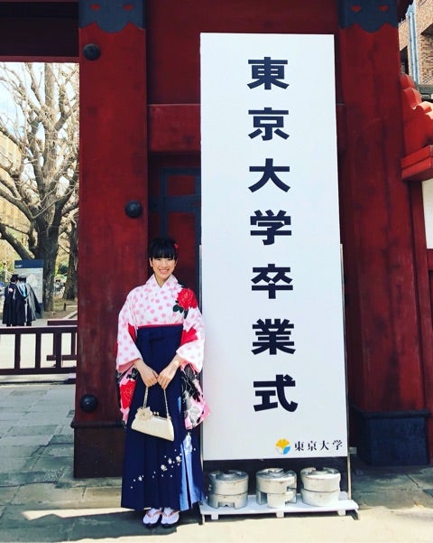 赤い花模様の袴が素敵。東大の卒業式にて、笑顔で1枚