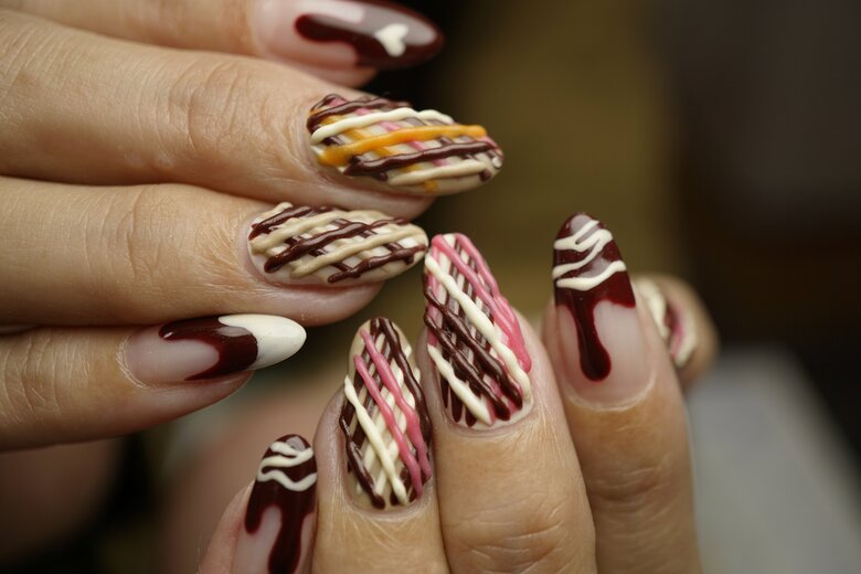 人気チョコレート菓子をイメージしたネイル