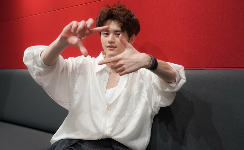 作品にちなみ“トンネルポーズ”を披露してくれた鈴鹿さん