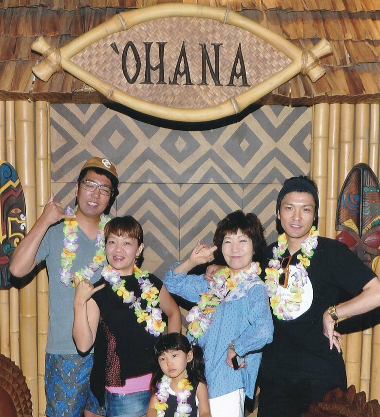 家族旅行先での記念写真