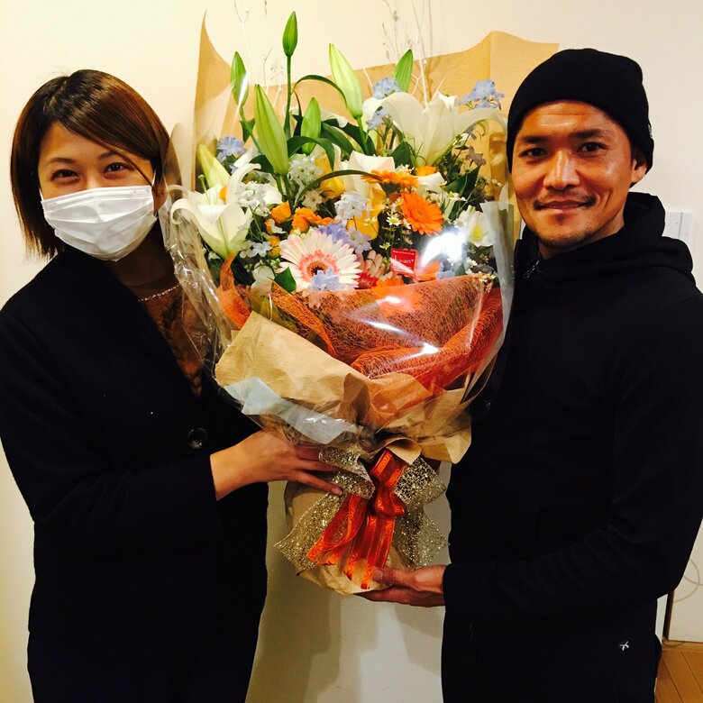 抗がん剤治療を終えた退院祝いに夫から花束のプレゼント