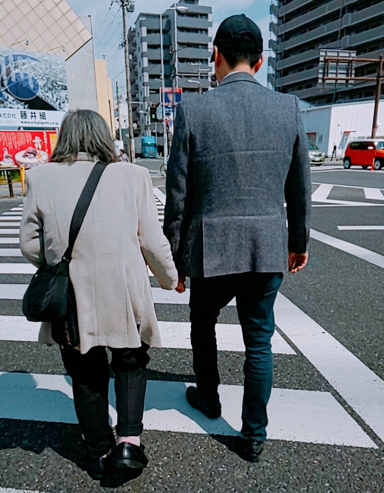 お母さんと手をつないで映画館に行った