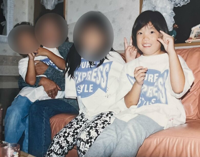 7歳のころの家族写真（左から妹、母、姉、いちばん右が琴奈さん）