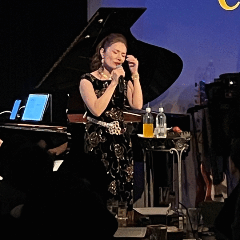 現在も精力的にライブ活動を行うマルシアさん