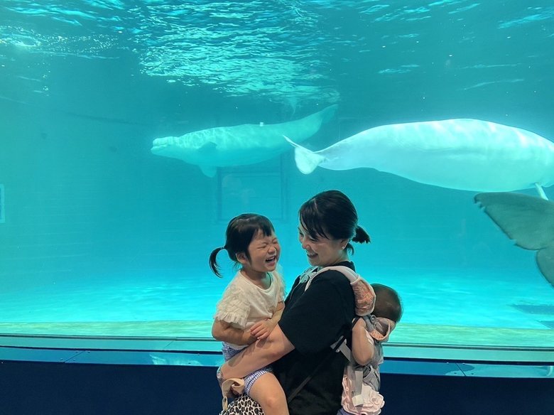 水族館では今しかできない二人だっこも