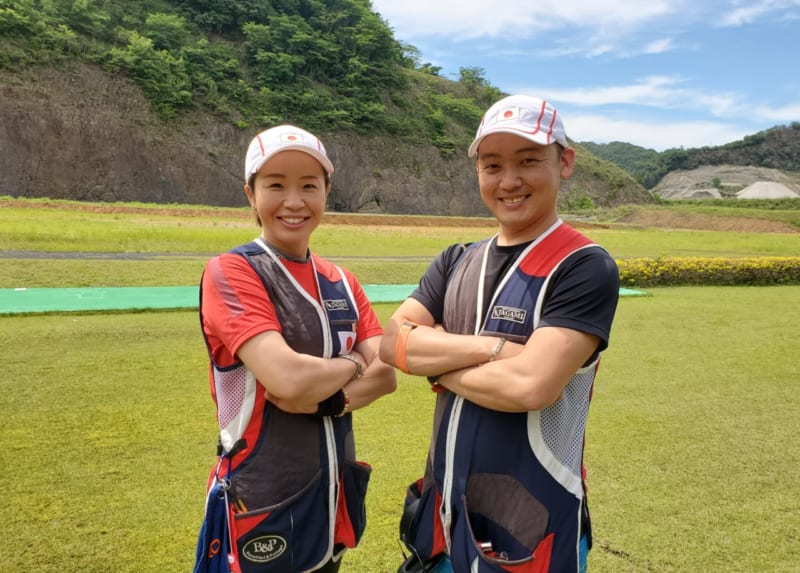 夫の大山重隆選手と写るクレー射撃の中山由起枝選手(写真提供・日立建機)