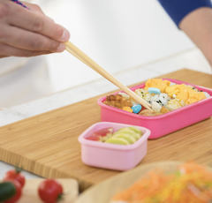 家族の弁当作りに苦戦するお父さん「妻の鞄に生姜焼きのタレが…」