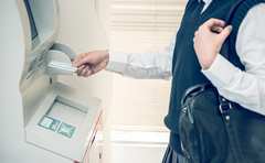 行列時のATM連続利用は非常識 !?「せめて財布整理はそこの台でやれよ」