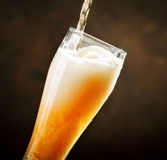 注ぎ方で極上の1杯に変わる！ ビールのクリーミーな泡を作るプロの技