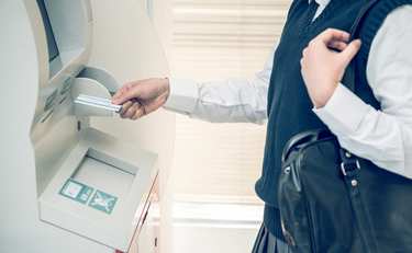 行列時のATM連続利用は非常識 !?「せめて財布整理はそこの台でやれよ」