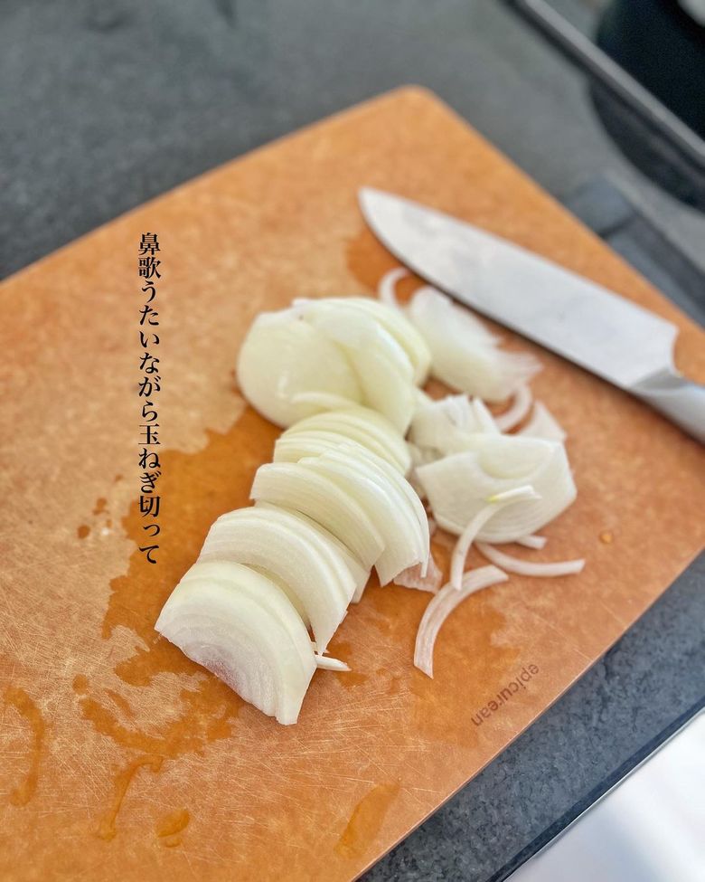 まずは玉ねぎ2個をカット