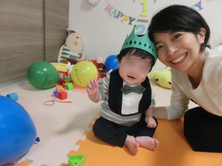 息子さんのハーフバースデーを祝う三倉佳奈さん