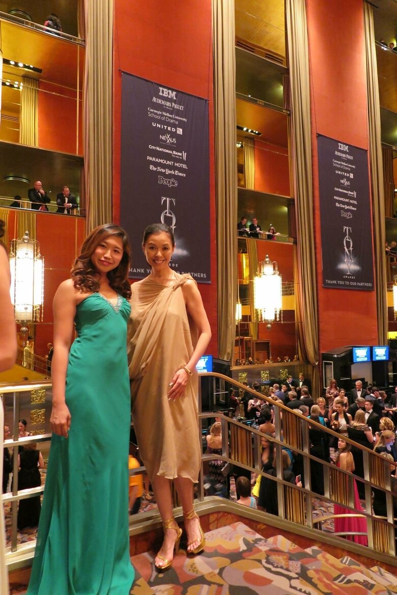 トニー賞の授賞式でドレッシーな装いの阿部さん（写真右）