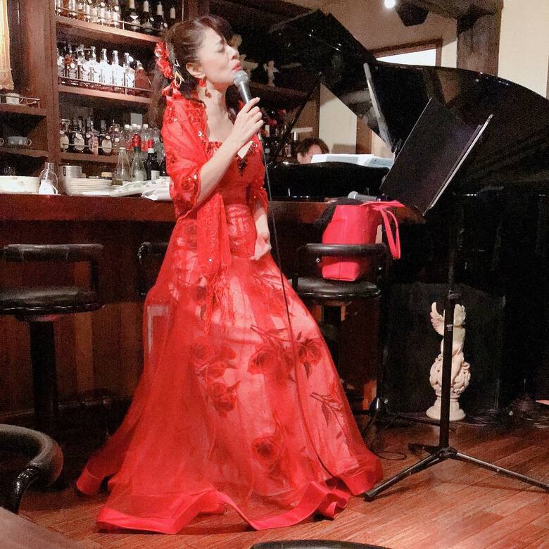 2013年にはメジャーデビューを果たす。赤いドレスが本当にお似合い（写真は2019年のライブ）