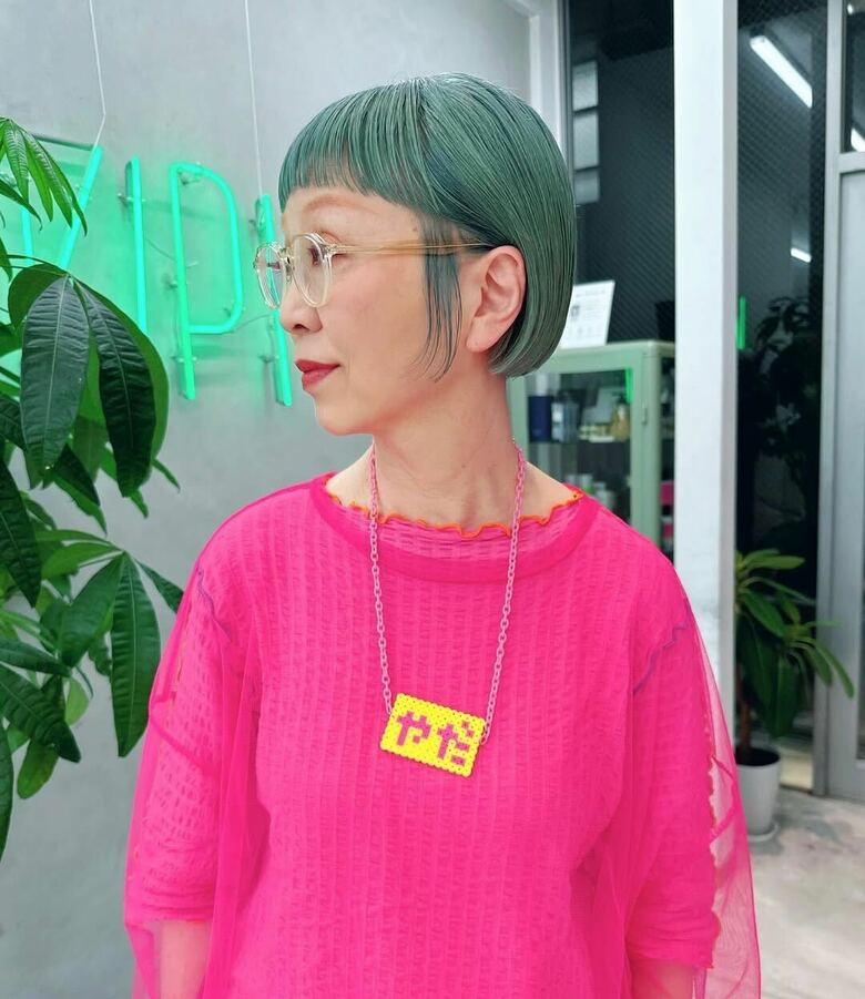 これまで、緑、ピンク、金、紫、赤などさまざまな髪色にチャレンジしています