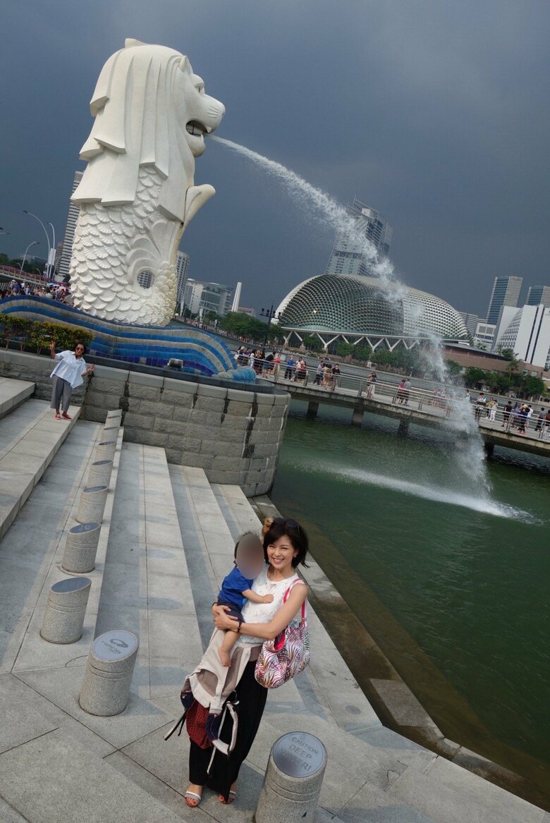 シンガポールの有名観光スポット、マーライオンを背景に当時赤ちゃんだった長男と撮影
