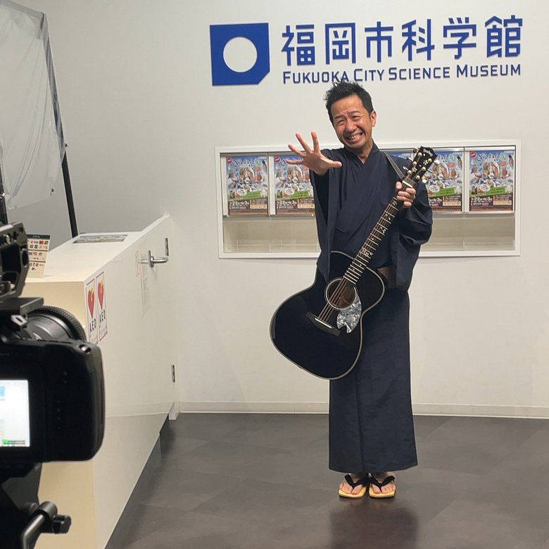 現在は福岡を拠点に活動中の波田陽区さん