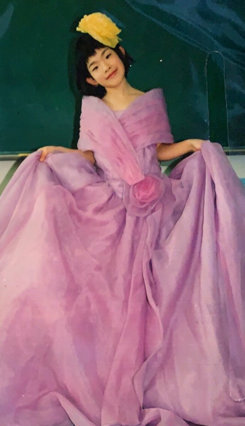 まるでお姫様みたいな佐藤さん。子どもの頃からドレスが大好きだった