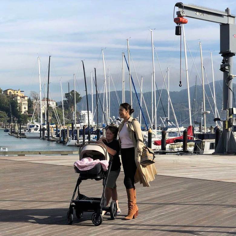 ベビーカーを押す小学生の息子さんと一緒にサンフランシスコの水辺を歩く森さん
