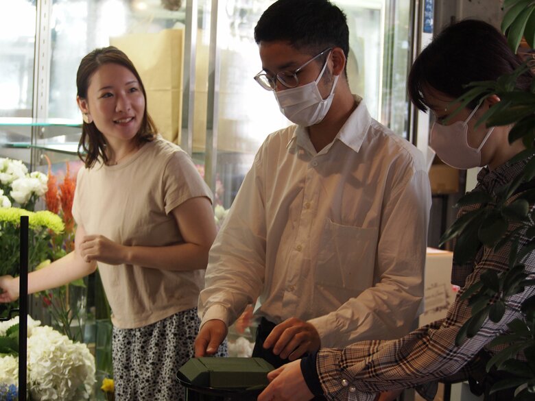 スタッフと打ち合わせる様子