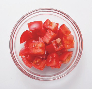 下準備
トマトを２㎝の角切りにする