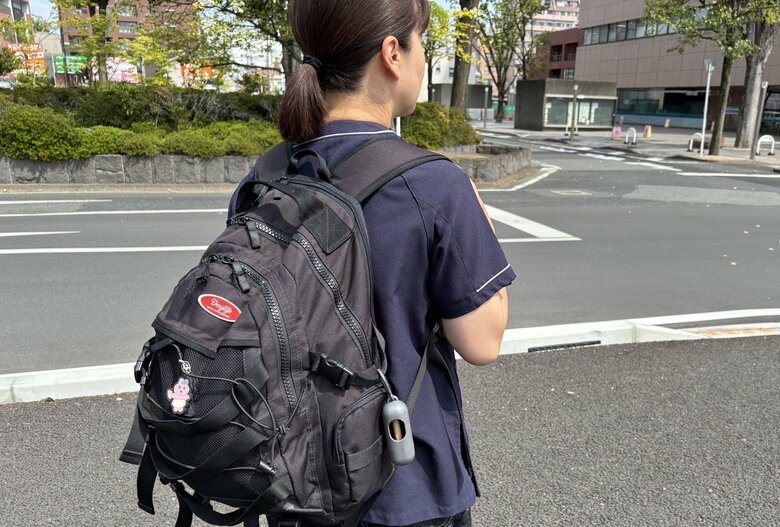 友さんのリュックを思い出の品として職場で使っている母の夏樹さん