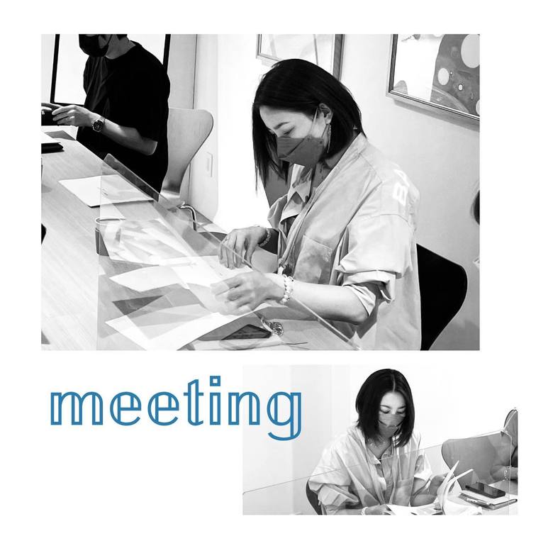 現在は社長業に加え、マネージャー業も。ミーティングや書類確認も欠かさない