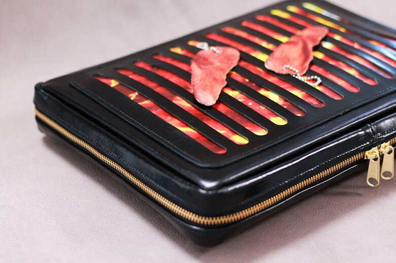 オーダーを受けて制作した焼肉ロースターポーチの上には、焼肉キーホルダー。裏返すと食べごろに