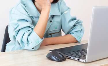 独り言が多すぎる同僚に困惑も「無視しちゃダメ!!」のもっともな理由