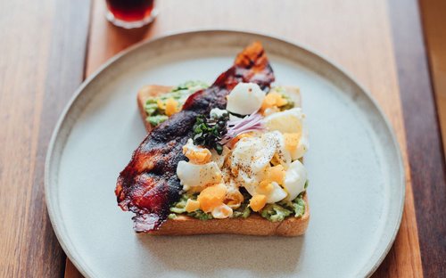 春にぴったりの色「アボカドたまごトースト」