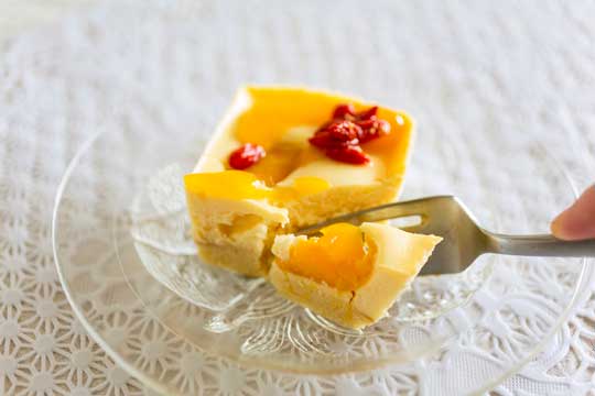 ひと口大に切った成城石井自家製マンゴーとゴジベリーの杏仁チーズケーキ
