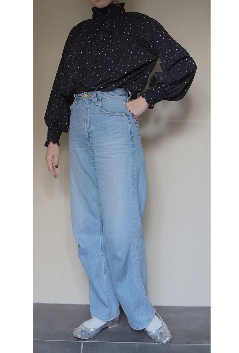 ▲「ストレートパンツにはエコスエードのキャミソールやベージュのカーディガンをプラスすることも。ピンドットのブラウスには、コーデュロイのマキシスカートを合わせるのも気に入っています」