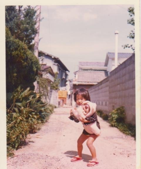 子どもの人形を抱く友近さん3歳の頃