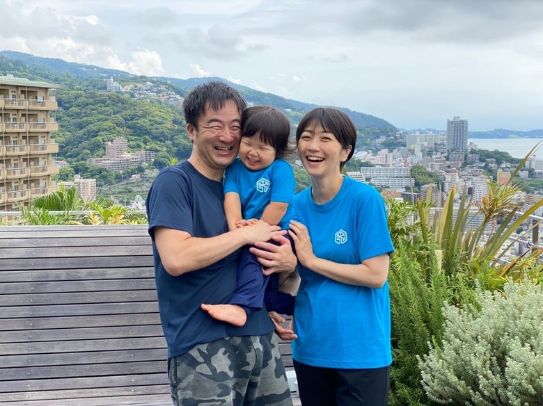 娘が2歳6か月のころ熱海の家族旅行で撮った記念写真