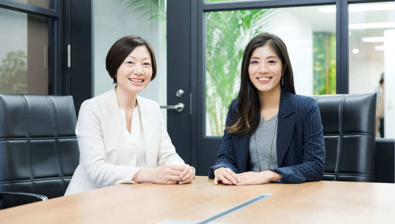  人事部の岩本さん（左）と柴田さん（右）。