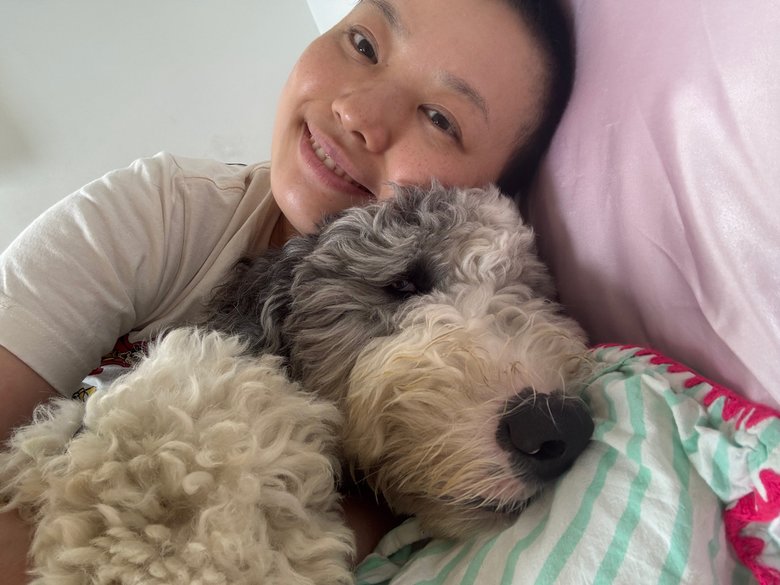 愛犬と一緒に眠る徳留さん。わんちゃんもうとうと