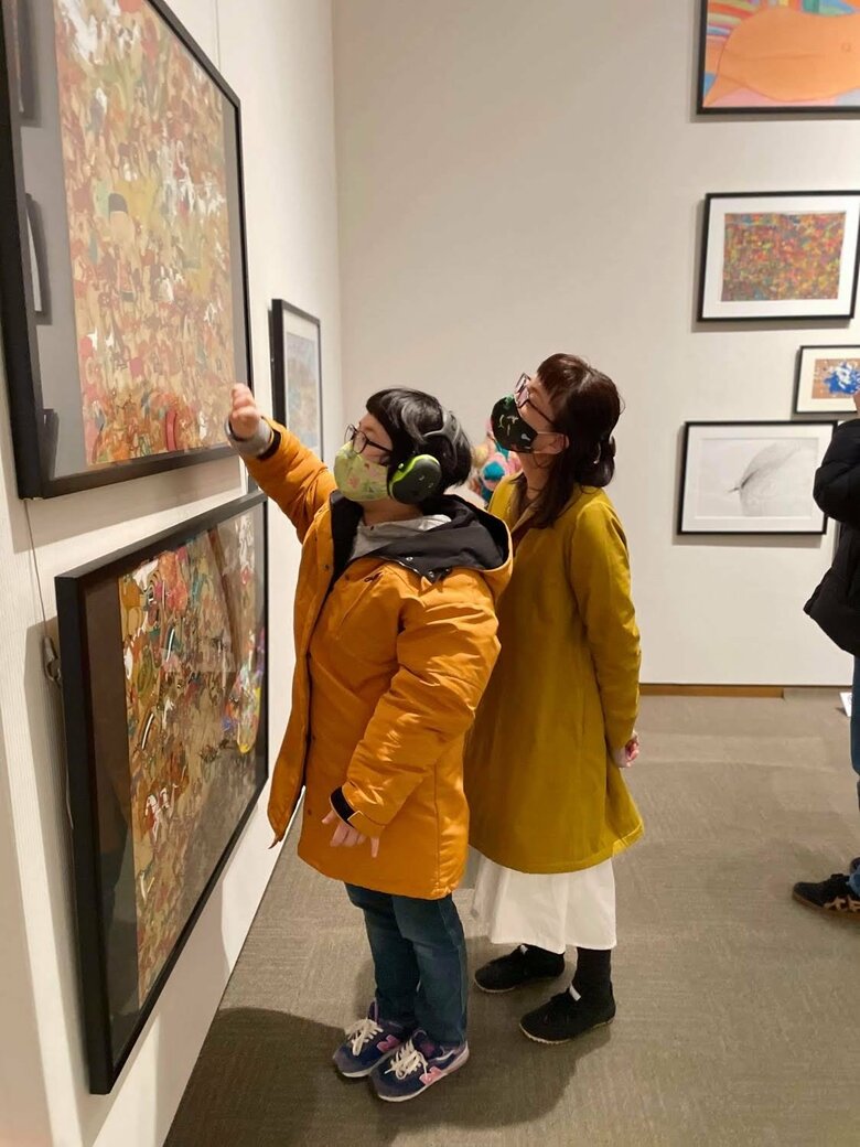 美術館で作品展を鑑賞する満貴子さんと楓さん