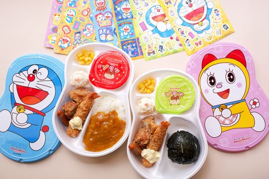 ドラえもんランチ/ドラミちゃんランチ （左）カレー、（右）おにぎり 各450円（ともに税込）