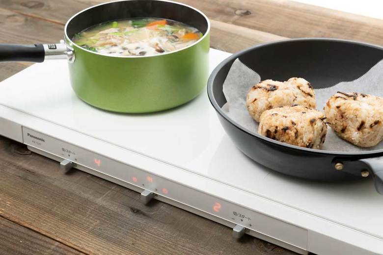 ▲右で焼きおにぎり、左で豚汁を作ってみた。できたての料理が食べられるのはもちろん、卓上でイチから調理ができるのも便利