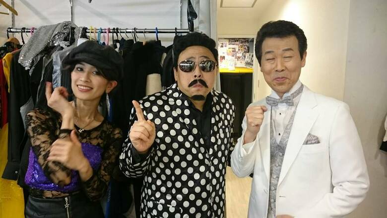 鈴木雅之のものまねをするコージーさん。ものまねタレント仲間の一木ひろしさんと藤川なお美さんと